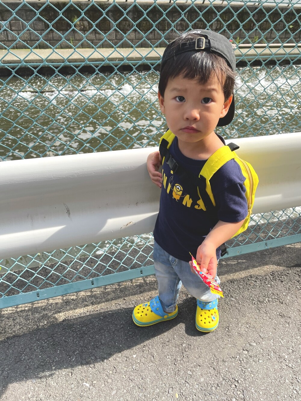 「休日スタイル、キッズコーデ、デニム、おしゃれさんと繋がりたい、ミニオンズ」｜「SHIPSのアイテム（キャップ、ブラック系）」を使った、dudu&tentenさん（キッズ・90cm）の夏コーディネートの1枚目の写真