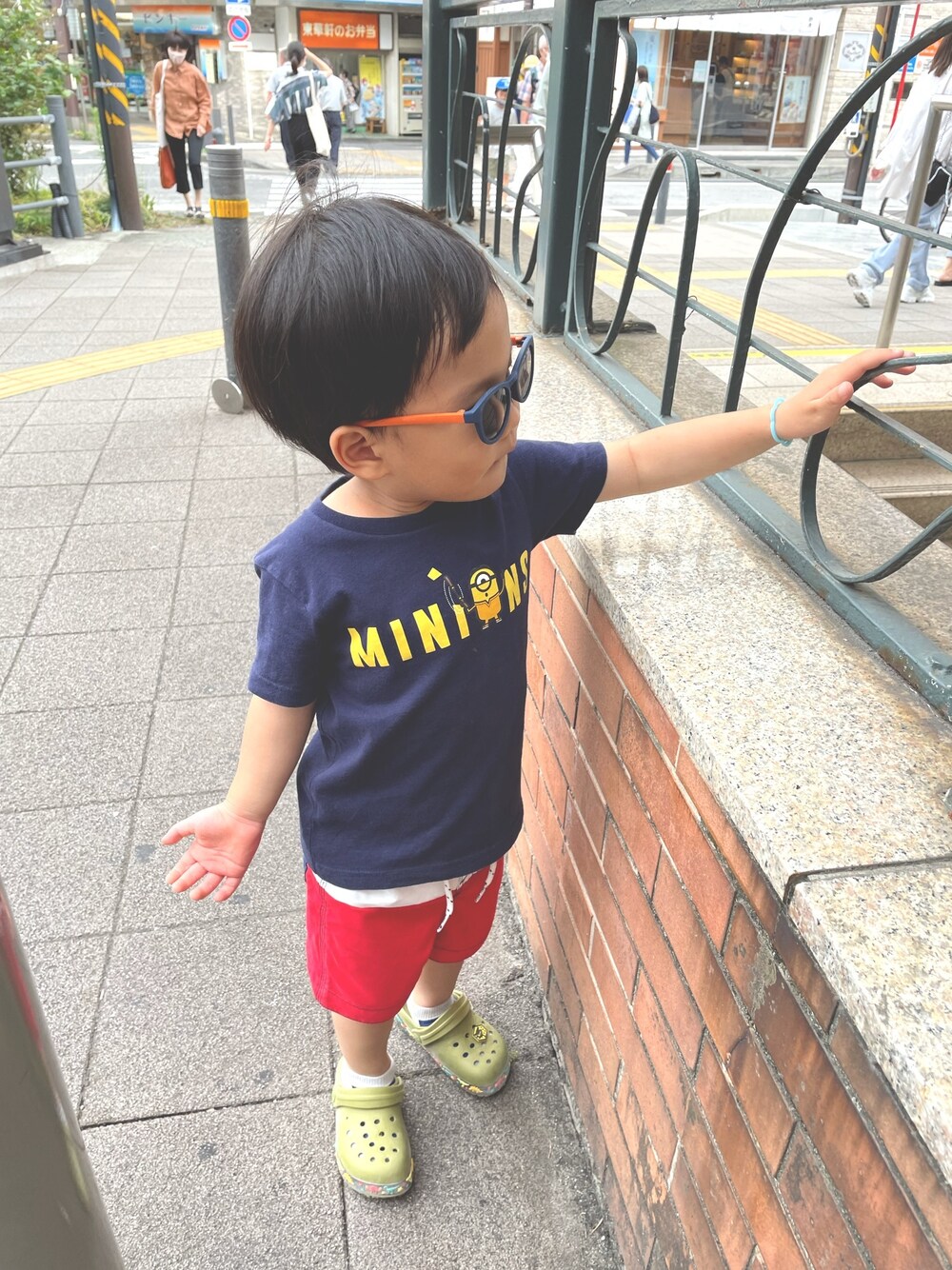 「休日スタイル、キッズコーデ、サンダル、おとこのこ、サングラス」｜「UNIQLOのアイテム（Tシャツ/カットソー、ブルー系）」を使った、dudu&tentenさん（キッズ・90cm）の夏コーディネートの1枚目の写真