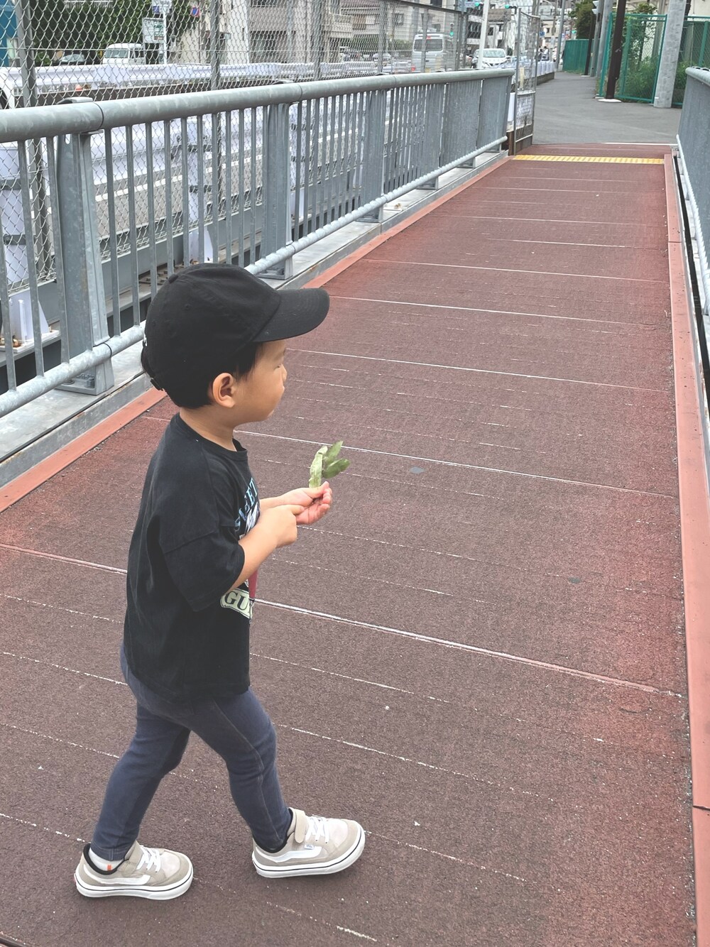 「COOLなこのコが仲間入り、休日スタイル、キッズコーデ、おしゃれさんと繋がりたい、キャップ」｜「SHIPSのアイテム（キャップ、ブラック系）」を使った、dudu&tentenさん（キッズ・100cm）の夏コーディネートの1枚目の写真