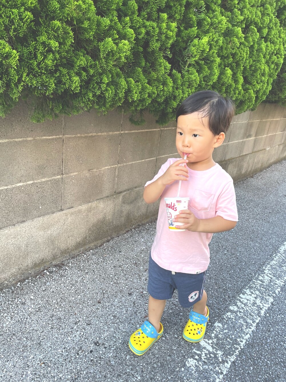 「シンプルコーデ、夏コーデ、キッズコーデ、ゆるコーデ、カジュアル、ストリート」｜「babyGAPのアイテム（Tシャツ/カットソー、ピンク系）」を使った、dudu&tentenさん（キッズ・100cm）の夏コーディネートの1枚目の写真