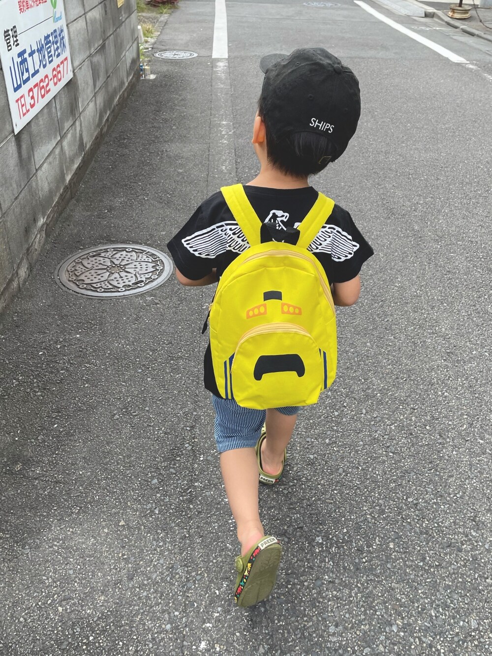 「シンプルコーデ、カジュアル、おとこのこ、休日コーデ、デニムパンツ」｜「SHIPSのアイテム（キャップ、ブラック系）」を使った、dudu&tentenさん（キッズ・100cm）の秋コーディネートの1枚目の写真