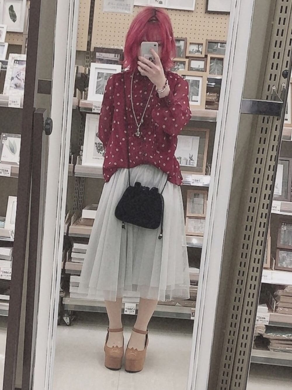 「秋のコーデ、ドット、おしゃれさんと繋がりたい、ラクチンコーデ、プチプラコーデ」｜「earth music&ecologyのアイテム（スカート、グレー系）」を使った、ぽんさん（レディース・157cm）の秋コーディネートの1枚目の写真