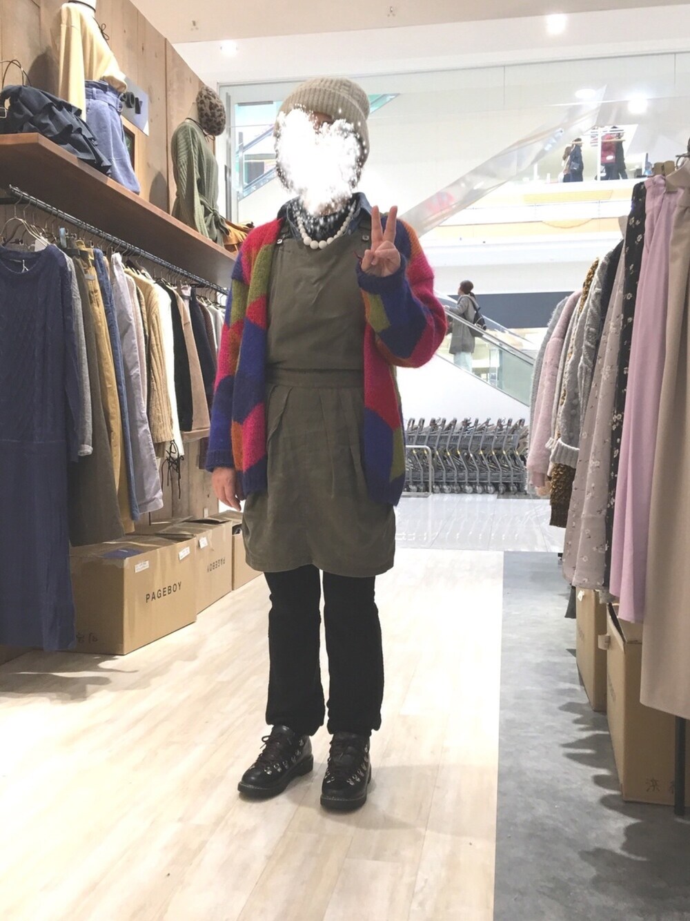 「カラフル、カジュアル、冬、ぽっちゃり、マウンテンシューズ、休日スタイル、サロペットスカート」｜「PAGEBOYのマウンテンシューズ（その他シューズ、ブラック系）」を使った、ミロリン🐷さん（レディース・162cm）の冬コーディネートの1枚目の写真