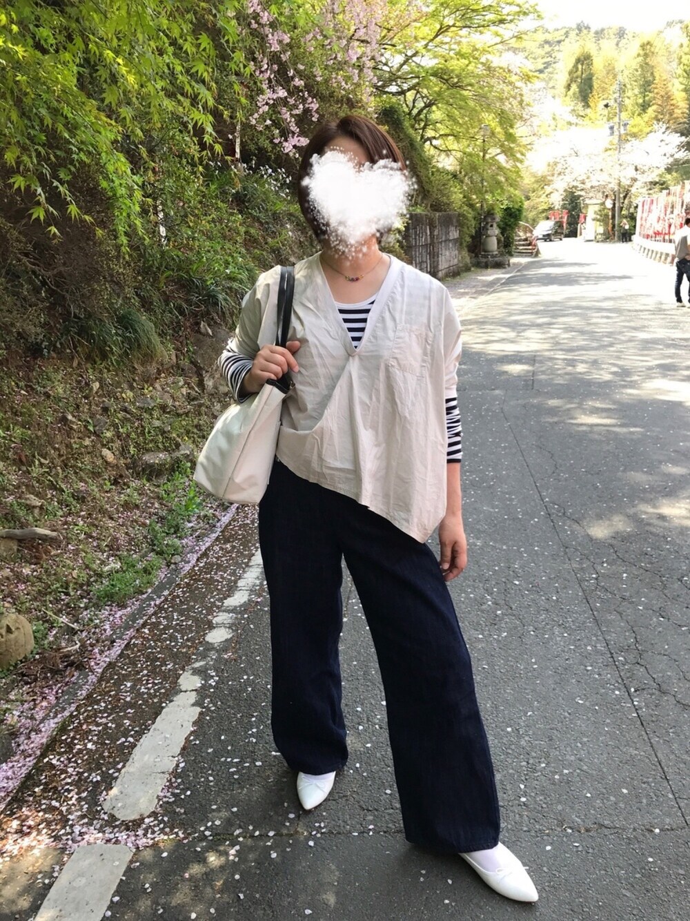 「シンプルコーデ、大人カジュアル、休日スタイル、バキーパンツ、白い靴、ぽっちゃり、デニム」｜「MidiUmiのアイテム（Tシャツ/カットソー、ホワイト系）」を使った、ミロリン🐷さん（レディース・162cm）の春コーディネートの1枚目の写真