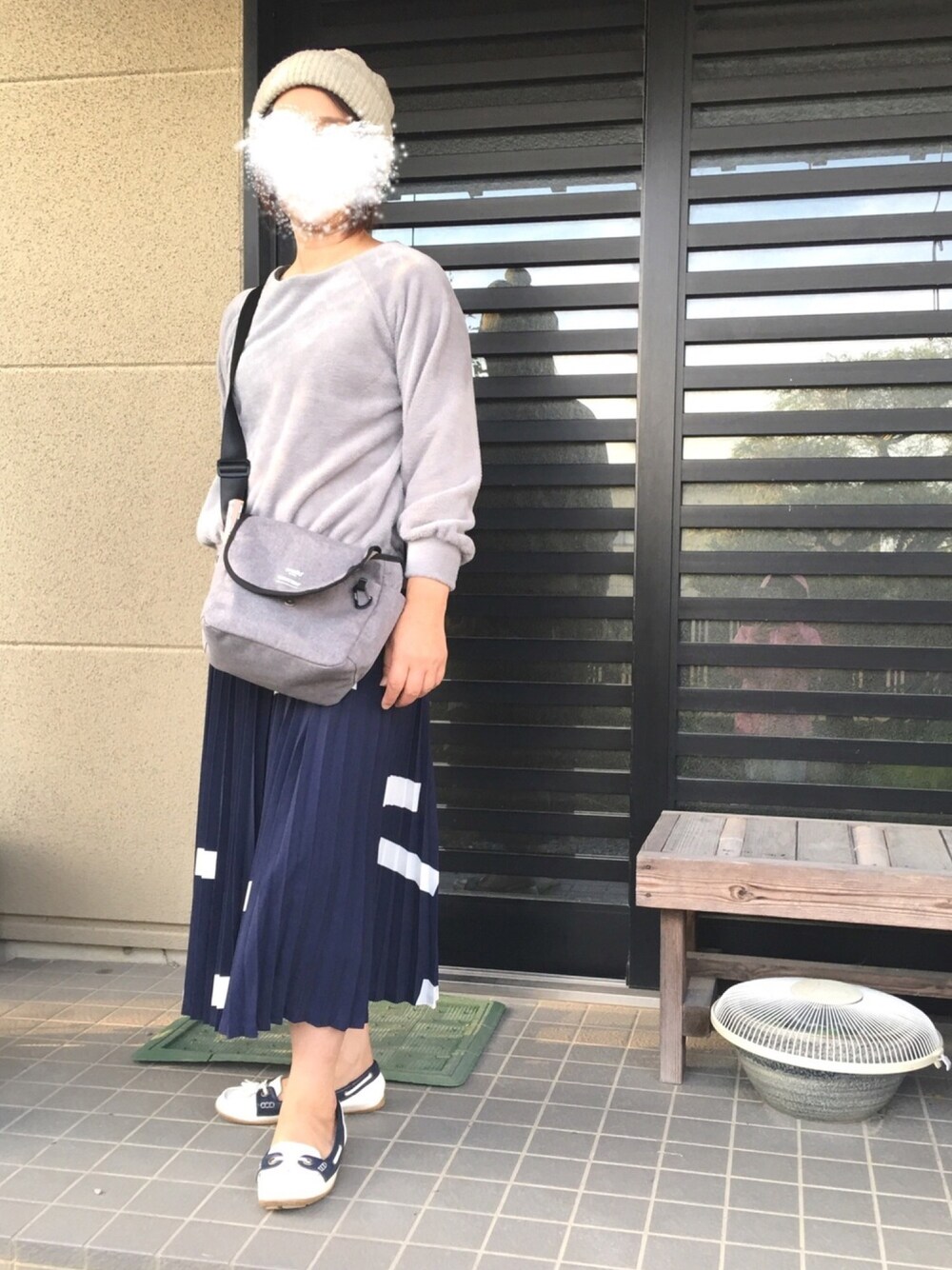 「秋コーデ、ママコーデ、スカート、プリーツスカート、ニット帽、ラフ、シンプル、カジュアル」｜「PAGEBOYのふんわりPO（Tシャツ/カットソー、グレー系）」を使った、ミロリン🐷さん（レディース・162cm）の秋コーディネートの1枚目の写真