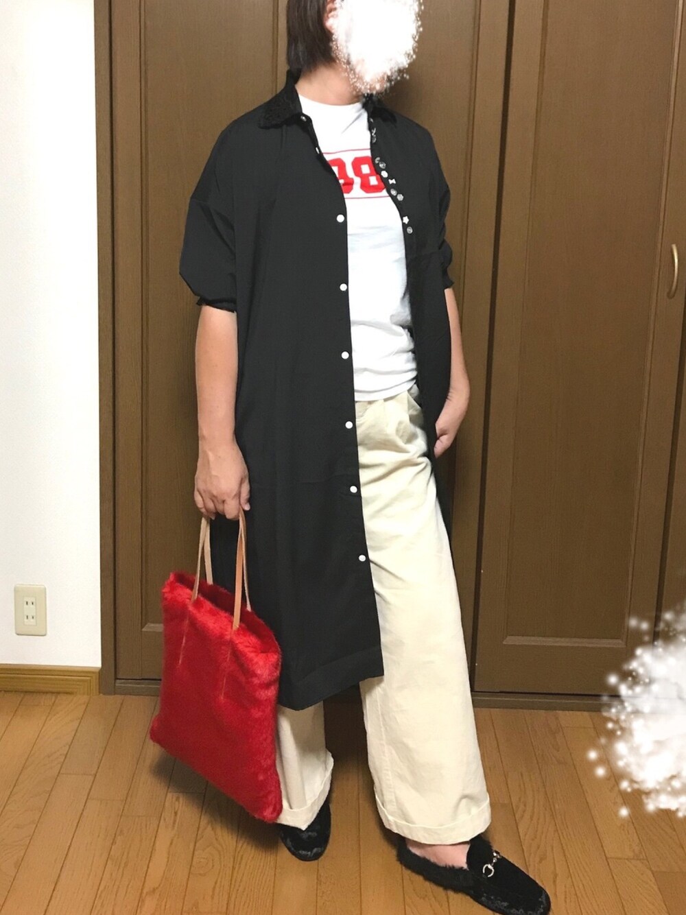 「秋服、秋コーデ、スリッパサンダル、はおりワンピ、カジュアルコーデ、オトナカジュアル、赤色、コーデュロイ、ワイドパンツ」｜「rivet & surgeのアイテム（シャツワンピース、ブラック系）」を使った、ミロリン🐷さん（レディース・162cm）の秋コーディネートの1枚目の写真