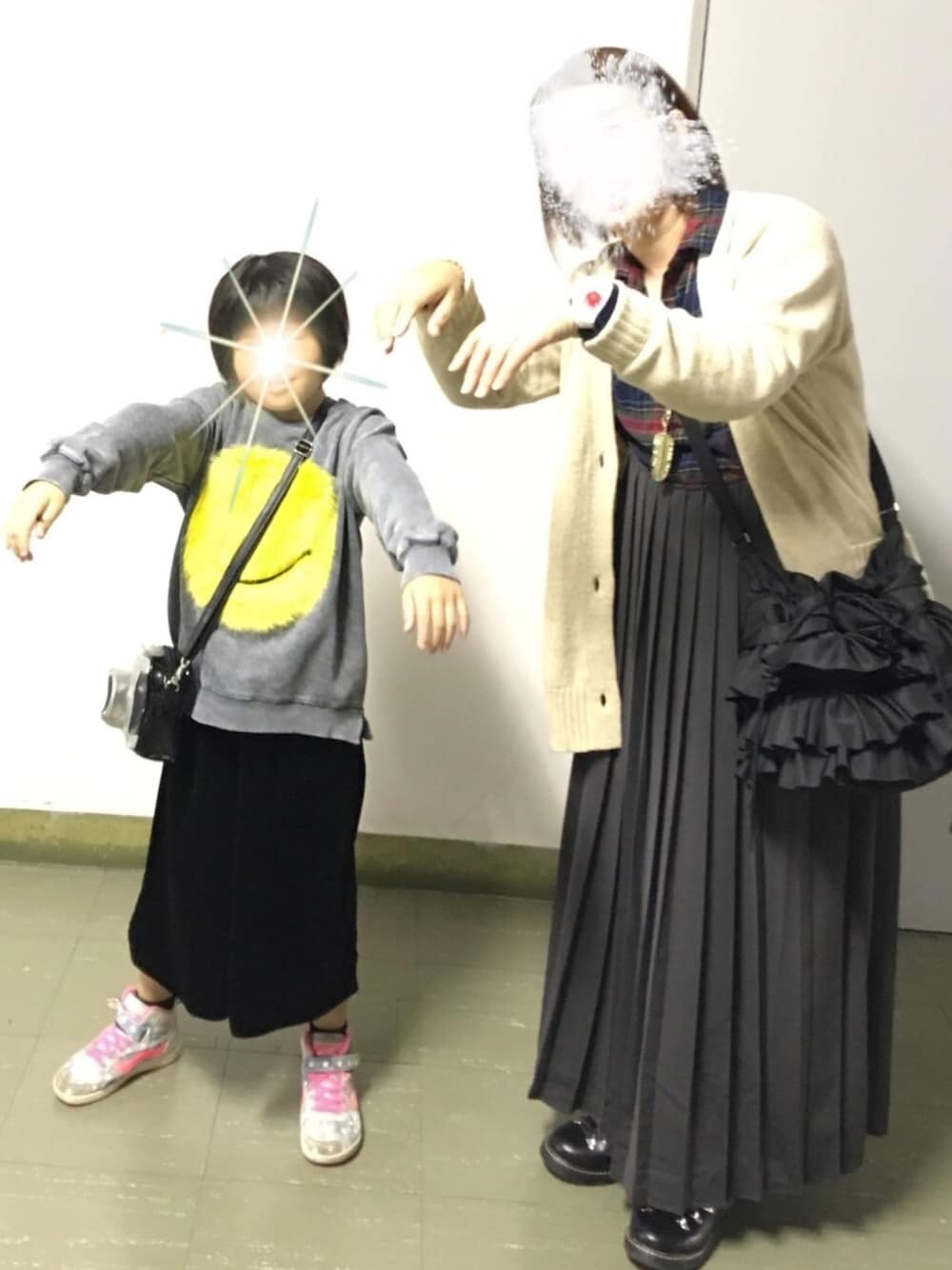 「wearhalloween2017、大人カジュアル、休日スタイル、雨の日コーデ、ハロウィン、おやこーで。、秋のコーデ、グレー、ネルシャツチェック」｜「gommeのバケツショルダーバッグ（ショルダーバッグ、ブラック系）」を使った、ミロリン🐷さん（レディース・162cm）の秋コーディネートの1枚目の写真
