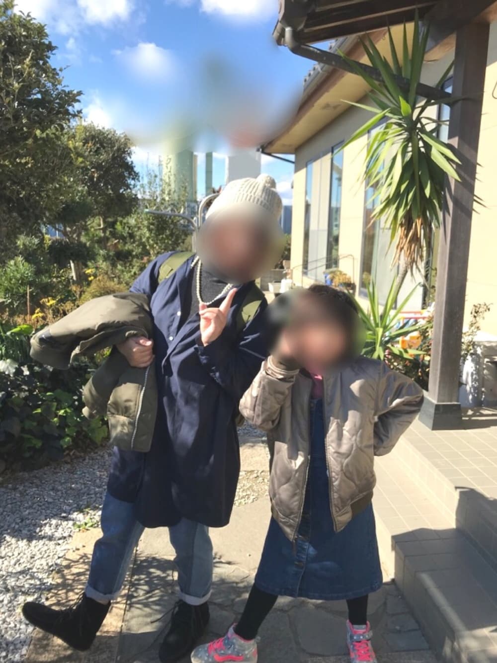 「休日スタイル、オトナ女子、冬コーデ、デニム、ワンピース、シンプルコーデ、ニット帽、ミネトンカ、親子コーデ」｜「GUのアイテム（ライダースジャケット、グリーン系）」を使った、ミロリン🐷さん（レディース・162cm）の秋コーディネートの1枚目の写真