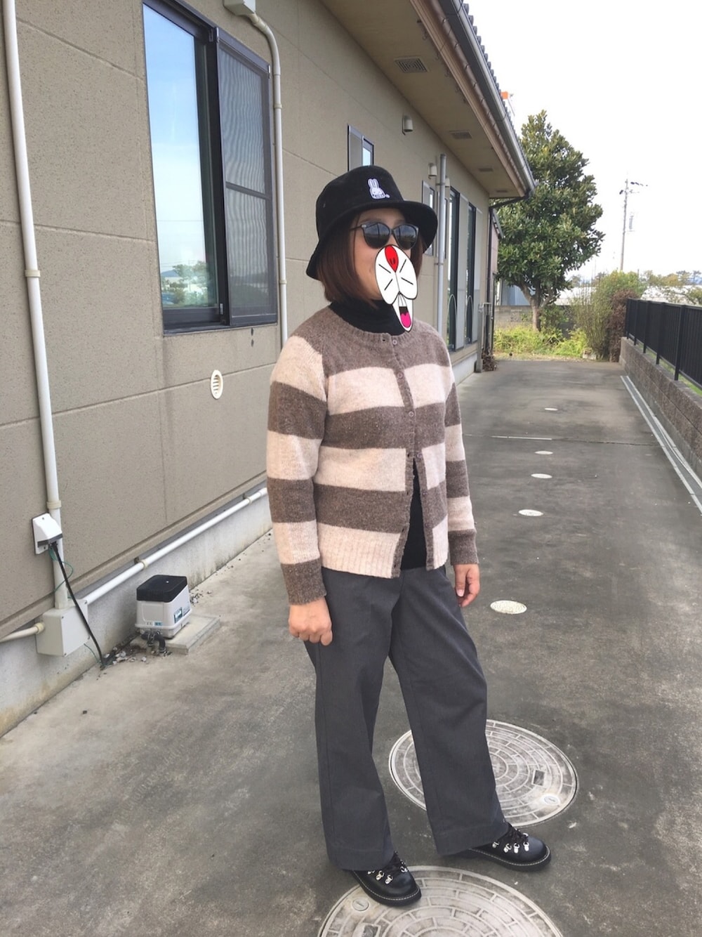 「大人カジュアル、おしゃれさんと繋がりたい、今日のコーデ、ラクチンコーデ、ママファッション、チノパン、ハット」｜「coenの【『LEE』11月号掲載】Dickies別注ワイドパンツ（その他パンツ、グレー系）」を使った、ミロリン🐷さん（レディース・162cm）の秋コーディネートの1枚目の写真