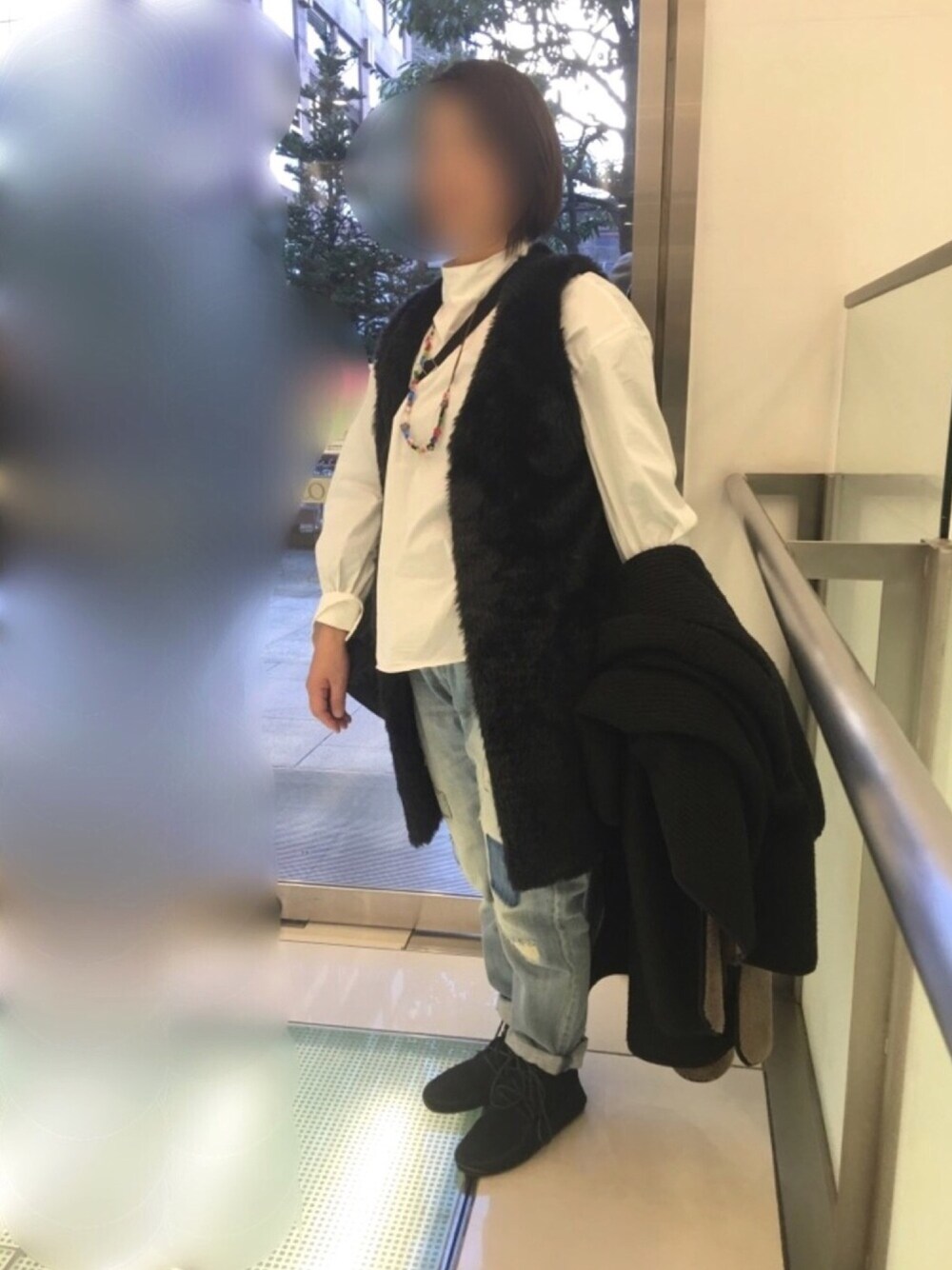 「大人カジュアル、冬コーデ、カジュアル、デニムパンツ、白シャツ、ベスト、もこもこ」｜「ZARAのアイテム（シャツ/ブラウス、ホワイト系）」を使った、ミロリン🐷さん（レディース・162cm）の冬コーディネートの1枚目の写真