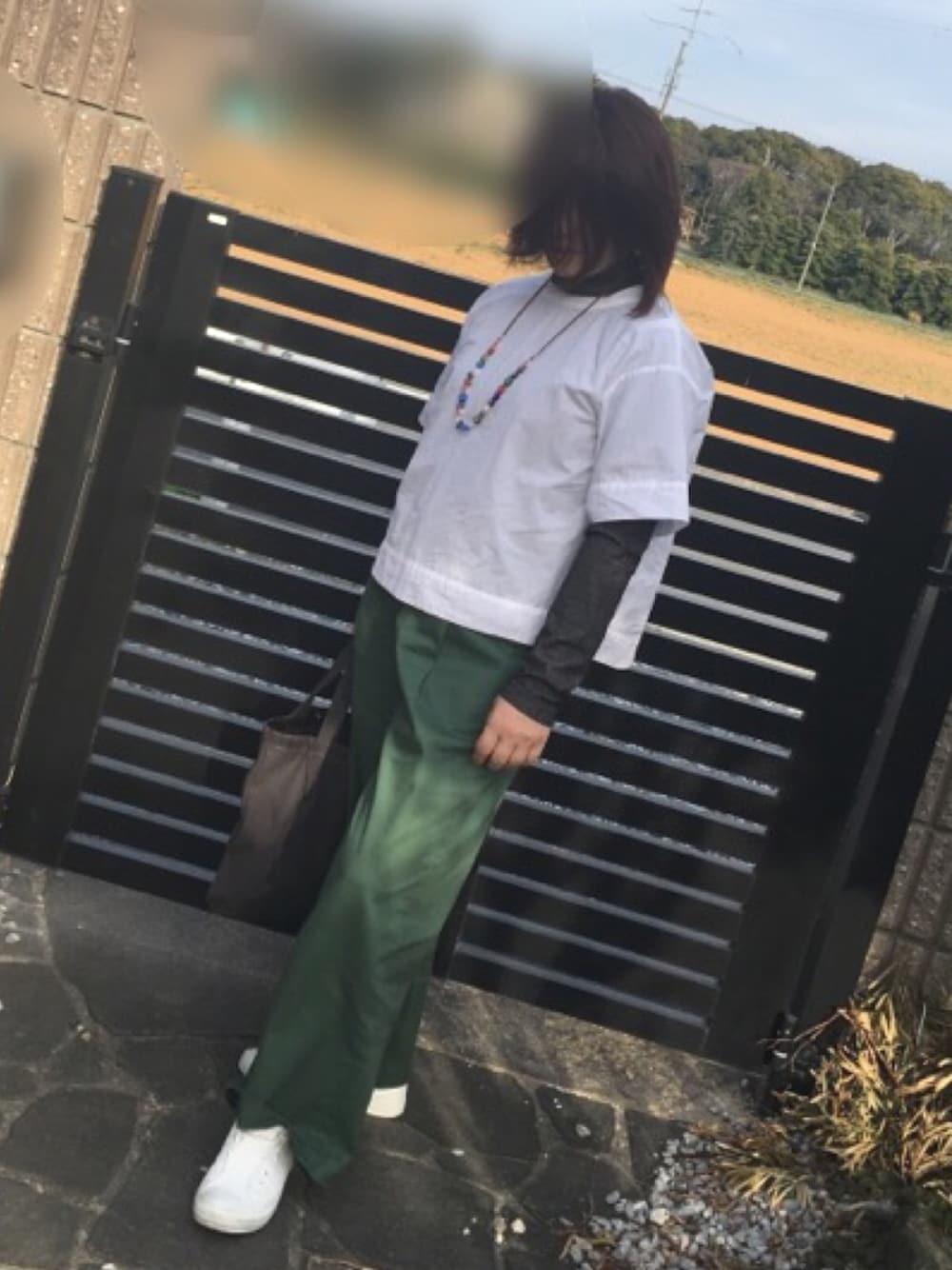 「春、シンプル、カジュアルコーデ、ワイドパンツ、ワイドチノパンツ、ootd、白スニーカー、オトナカジュアル」｜「UNIQLOのハイウエストチノワイドパンツ（丈長め77cm）＋EC（その他パンツ、グリーン系）」を使った、ミロリン🐷さん（レディース・162cm）の春コーディネートの1枚目の写真