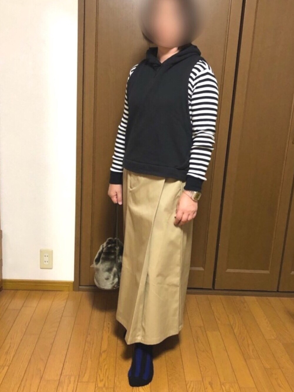 「休日スタイル、秋冬コーデ、シンプルコーデ、ママファッション、大人カジュアル、チノスカート、ベージュチノ、巾着ショルダー、スカート」｜「MidiUmiの874_EZ_JUPE（スカート、ベージュ系）」を使った、ミロリン🐷さん（レディース・162cm）の秋コーディネートの1枚目の写真