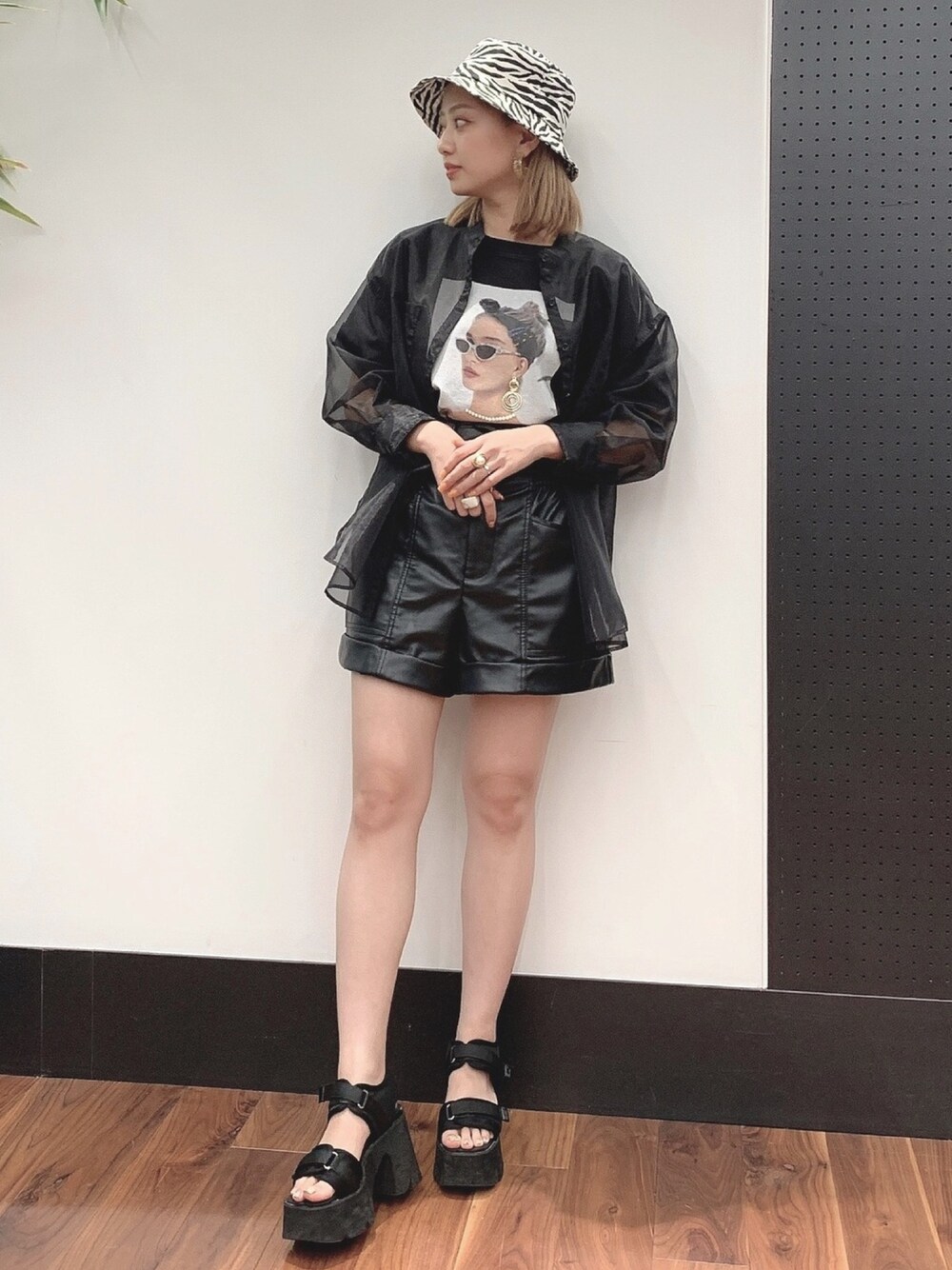 「ラフ、シースルー、ワントーンコーデ、レザーパンツ、オールブラック、ボリューム袖、レザー、秋コーデ、韓国ファッション、バケットハット」｜「FREE'S MARTの◇オーガンジーシースルーバンドカラーシャツ（シャツ/ブラウス、ブラック系）」を使った、Otsuguさん（レディース・159cm）の秋コーディネートの1枚目の写真