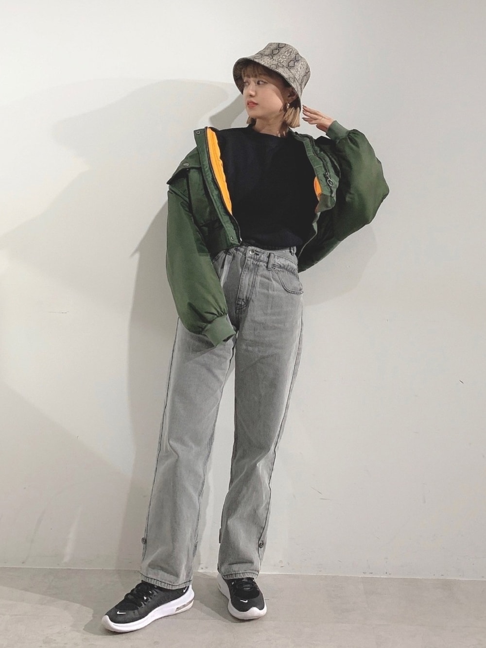 「秋のコーデ、デニムパンツ、オーバーサイズ、スニーカー、ストカジ、ストリート、パイソン柄、バケットハット、MA-1、ストレートデニム」｜「FREE'S MARTの◆アシンメトリーウエスト裾2Wayコクーンデニムパンツ（その他パンツ、グレー系）」を使った、Otsuguさん（レディース・159cm）の秋コーディネートの1枚目の写真