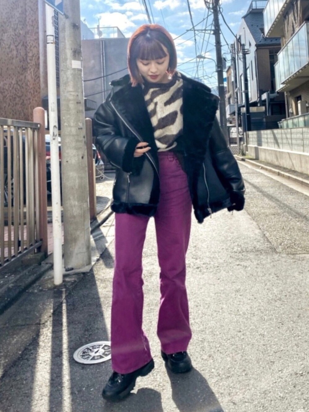 「プチプラ、カラーパンツ、あったかコーデ、ムートンコート、ライダーズ、レザージャケット、フレアパンツ、スニーカーコーデ、フライトジャケット、年末WEAR感謝祭」｜「FREE'S MARTの◆ゼブラ柄ジャガードニット（ニット/セーター、ブラウン系）」を使った、Otsuguさん（レディース・159cm）の冬コーディネートの1枚目の写真