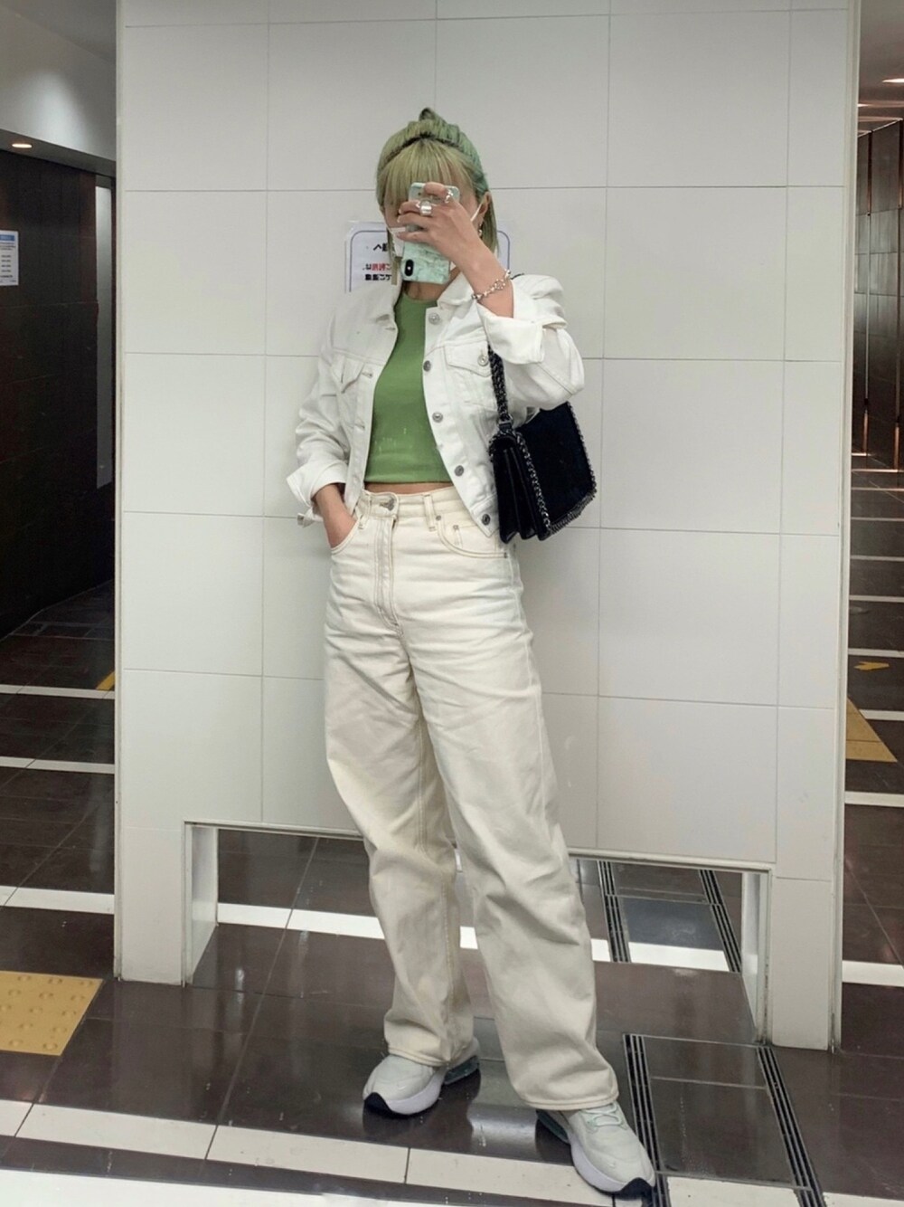 「カジュアルコーデ、ゆるコーデ、セットアップ、休日スタイル、スニーカー、ビタミンカラー、オールホワイト、デニム、パワショル」｜「SLYのPADDED COLOR JK-E（デニムジャケット、ホワイト系）」を使った、Otsuguさん（レディース・159cm）の春コーディネートの1枚目の写真