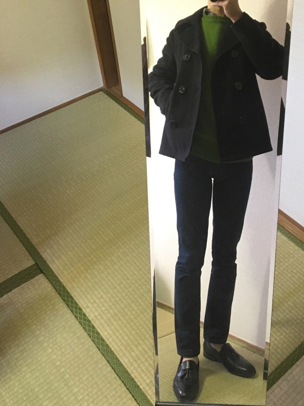 「冬コーデ、古着MIX、大人カジュアル、タッセルローファー、ニット、デニム、ピーコート、シンプルコーデ、冬」｜「Paul Smithのアイテム（シャツ/ブラウス、グレー系）」を使った、あっつんさん（メンズ・173cm）の冬コーディネートの1枚目の写真