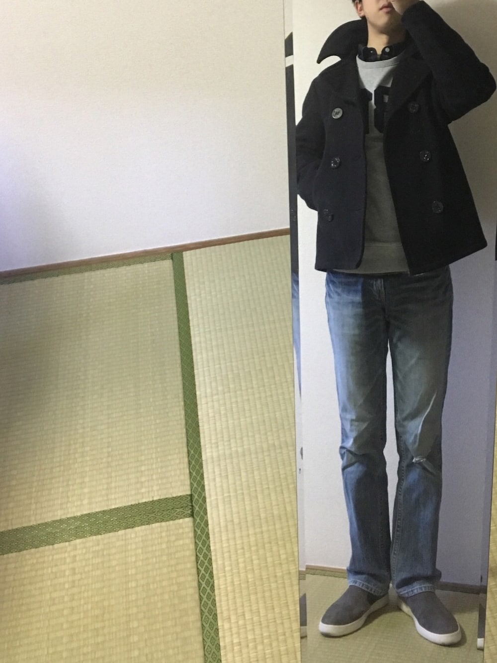 ブラック系のピーコート、グリーン系のシャツ/ブラウス、グレー系のスウェットを着用したメンズの冬コーディネートの1枚目の写真