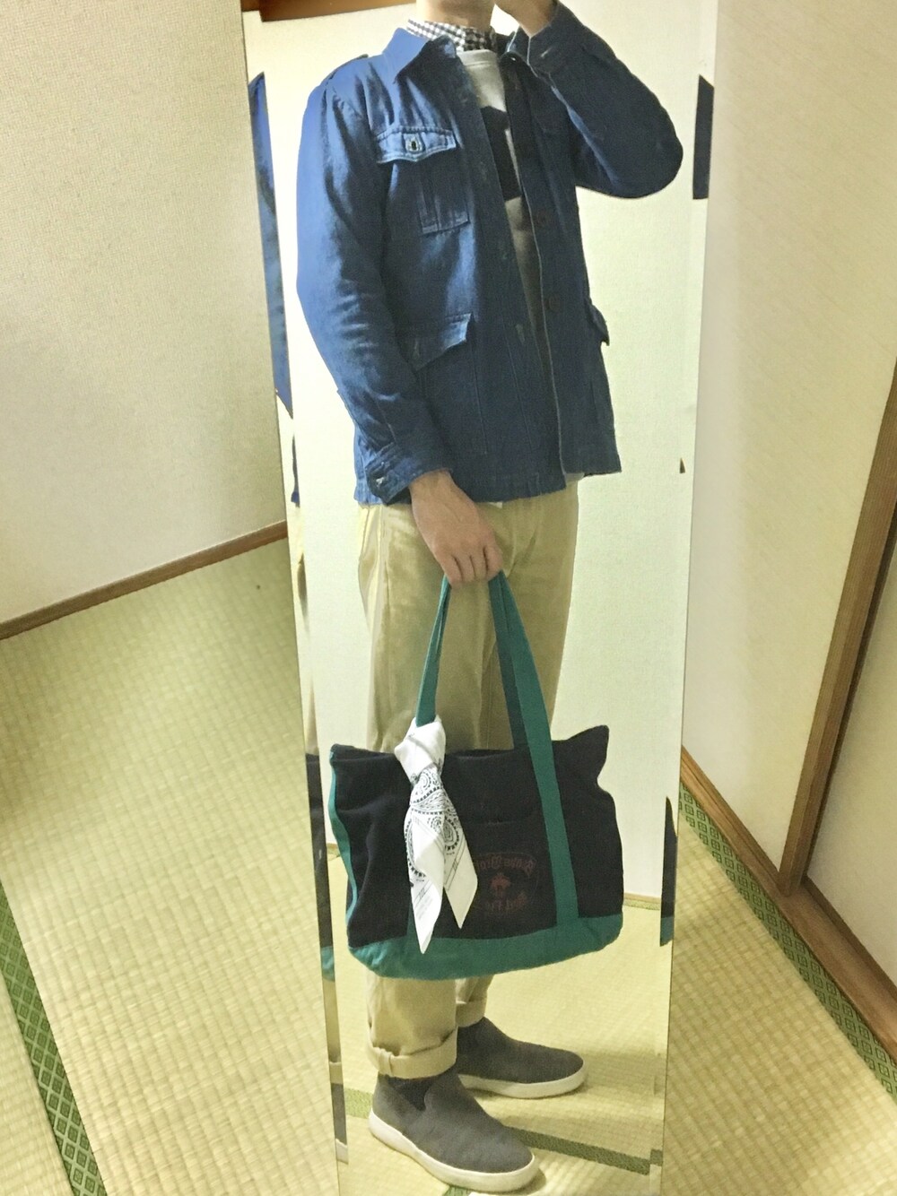 「休日スタイル、シンプルコーデ、春コーデ、きれいめカジュアル、バンダナ、トートバッグ、デニム、スニーカー、スウェット」｜「Paul SmithのGIMGHAM CHECK SHIRTS / 152602 667N（シャツ/ブラウス、ブラック系）」を使った、あっつんさん（メンズ・173cm）の冬コーディネートの1枚目の写真