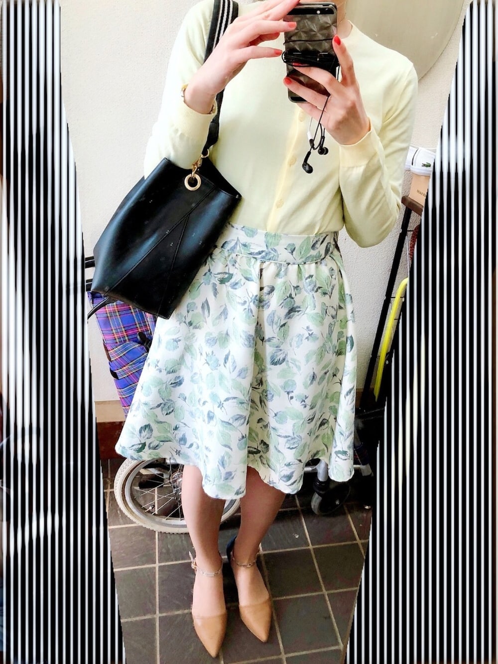 「はるコーデ、女子アナ風、葉っぱ柄、イエロー、デートスタイル（WOMEN）」｜「UNIQLOのアイテム（カーディガン/ボレロ、イエロー系）」を使った、373さん（レディース・160cm）の春コーディネートの1枚目の写真