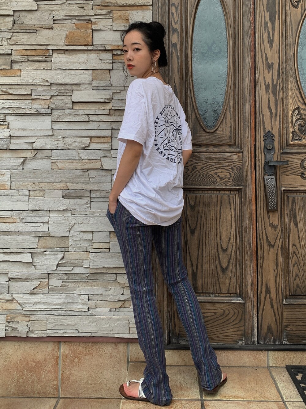 「ラフ、サーフ、ビーチサンダル、Tシャツ、リブパンツ、ロゴT、カラーパンツ、休日スタイル、お洒落さんとつながりたい、白Tシャツ」｜「88TEESのアイテム（Tシャツ/カットソー、ホワイト系）」を使った、さらゆにこーんさん（レディース・162cm）の夏コーディネートの1枚目の写真