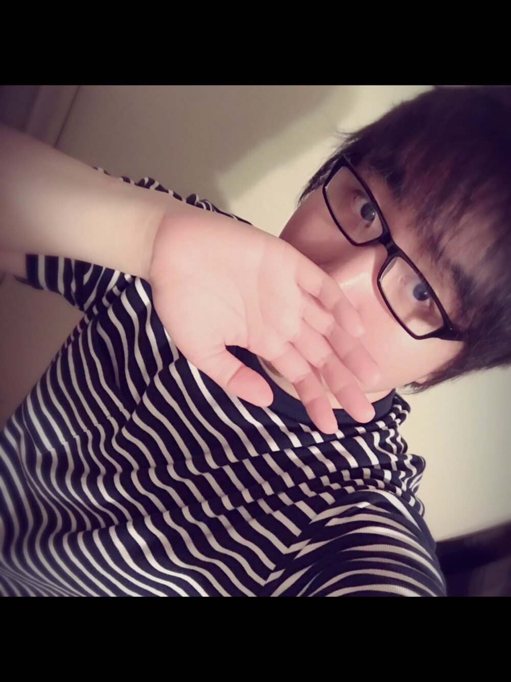 ブルー系のTシャツ/カットソーを着用したメンズの夏コーディネートの1枚目の写真