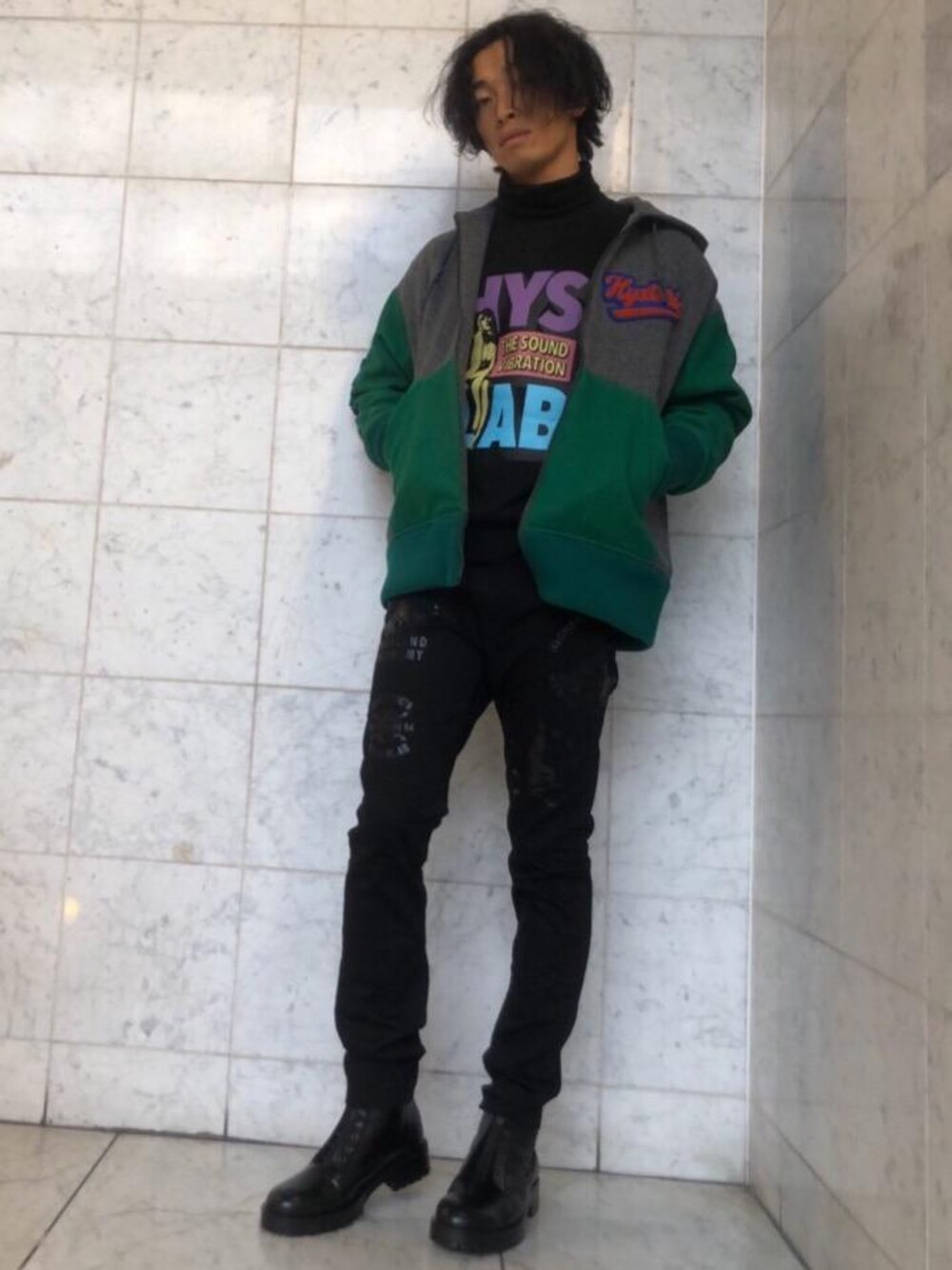 「グリーン、スキニー、Hysteric Glamour、カジュアルコーデ、ヒステリックグラマー、ストリートコーデ、アウトドアコーデ、アクセント、HYSTERICS、ニットコーデ」｜「HYSTERIC GLAMOURのWICKED STAR pt ストレッチチノスリムパンツ（チノパンツ、ブラック系）」を使った、たけしさん（メンズ・180cm）の冬コーディネートの1枚目の写真