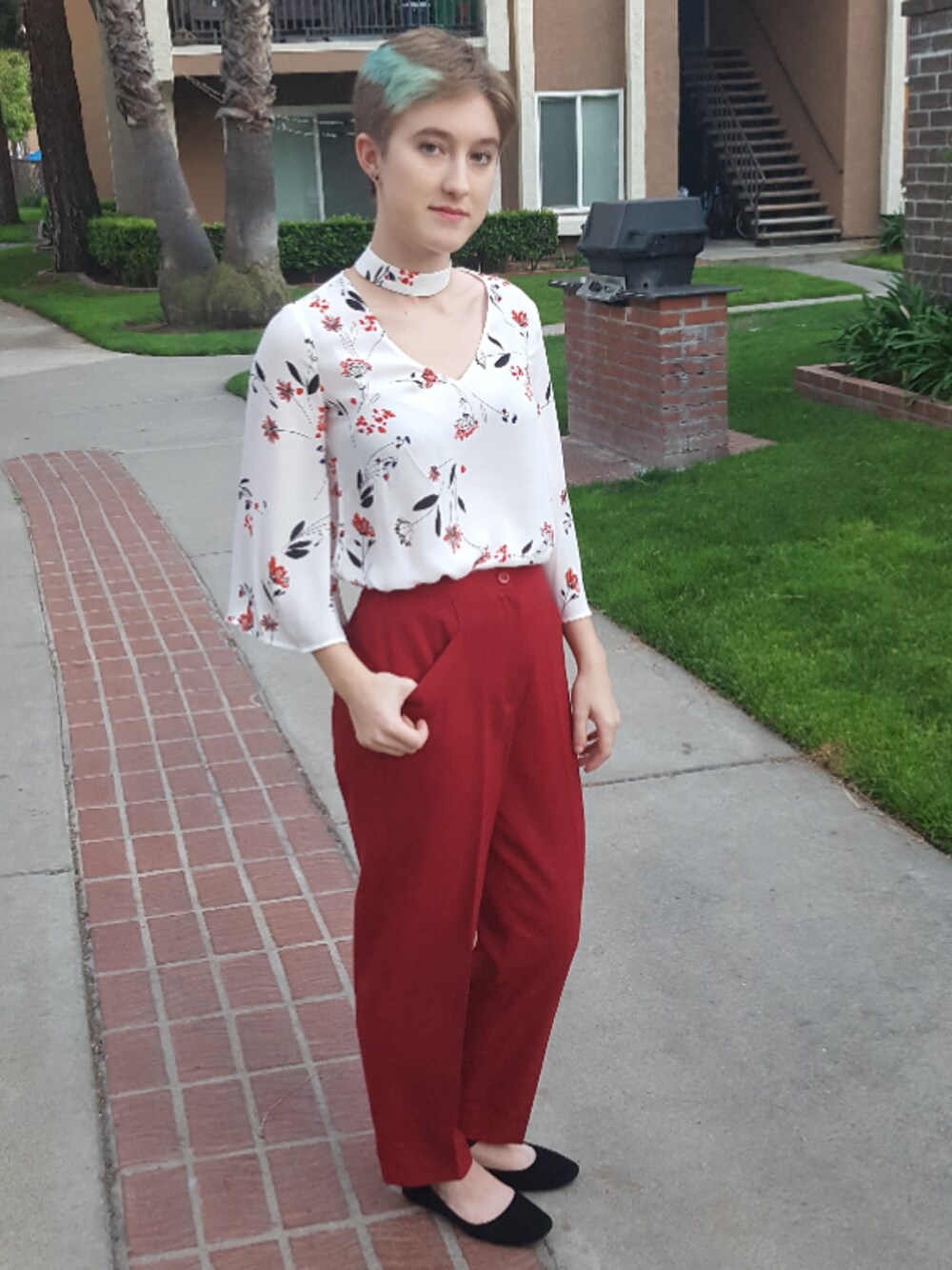 「red、flower」｜「no brandのアイテム（スラックス、レッド系）」を使った、tayさん（レディース・163cm）の夏コーディネートの1枚目の写真