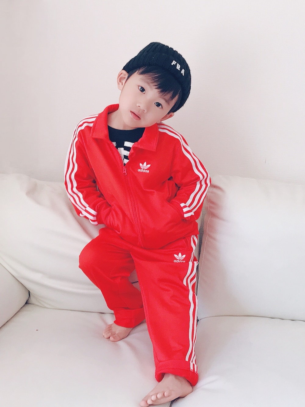 「男の子コーデ、キッズ、adidas originals、ニット帽、キッズファッション、セットアップ、adidasジャージ、男の子、ジャージ、キッズコーデ」｜「adidas Originalsのベビー キッズ アディダス オリジナルス ジャージ セットアップ adidas Originals FIREBIRD TS（ジャージ、レッド系）」を使った、xxKaitoxxさん（キッズ・110cm）の春コーディネートの1枚目の写真