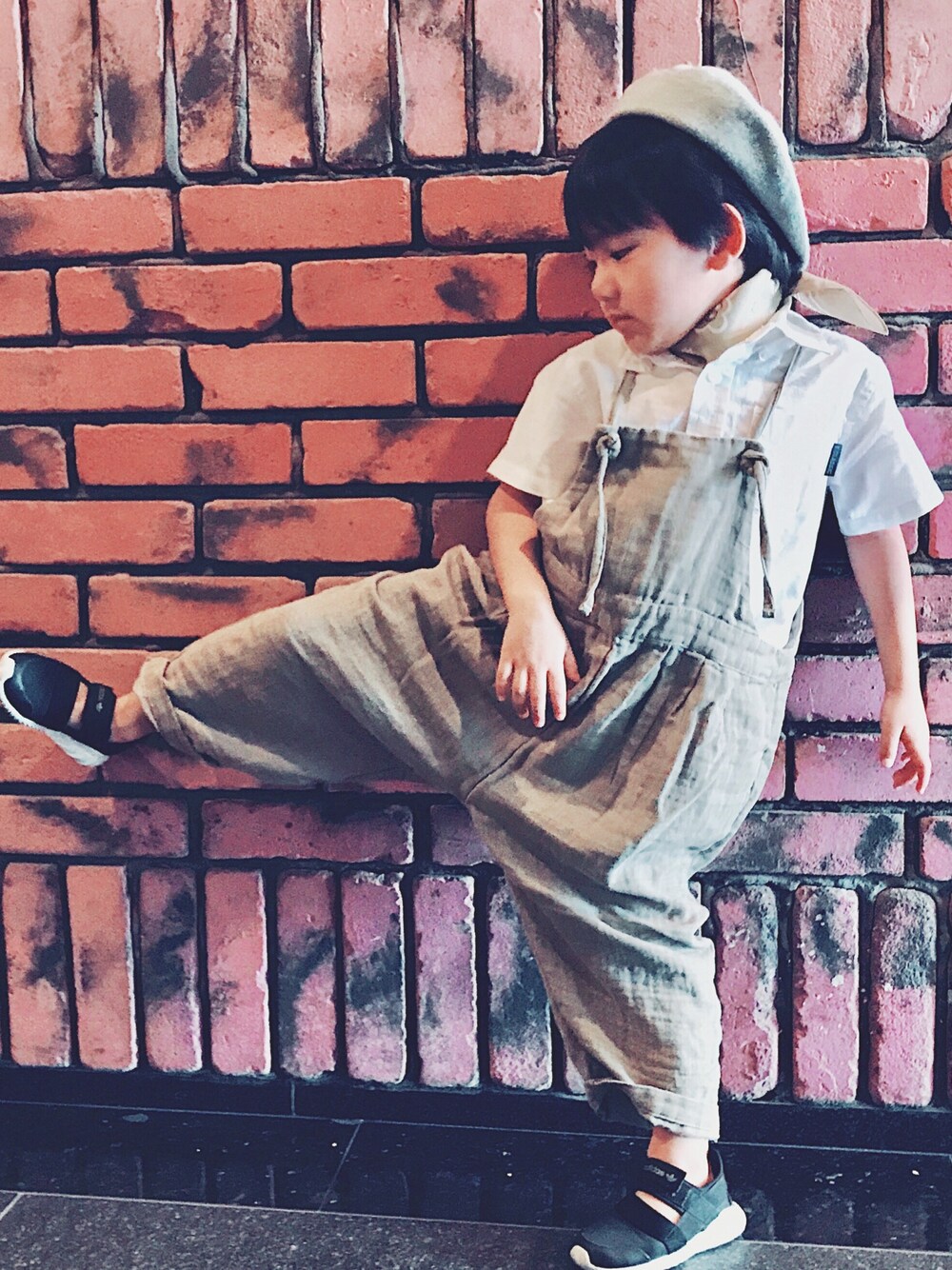 「サロペット、韓国子供服、ベレー帽、スカーフ、カーキ、サロペットコーデ、キッズコーデ、息子コーデ、シャツ、プチプラコーデ」｜「adidasのチュブラー サンダル DOOM SANDAL I オリジナルス （サンダル、ブラック系）」を使った、xxKaitoxxさん（キッズ・110cm）の夏コーディネートの1枚目の写真