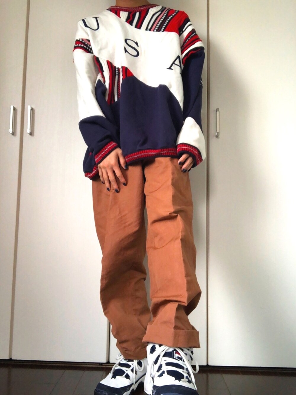 「カジュアル、スウェット、ワイドパンツ、スニーカー、FILA、古着コーデ、春コーデ、オーバーサイズ、おうちファッション、シンプルコーデ」｜「FILAのFILA GRANT HILL 1 (WHITE/FILA NAVY/FILA RED)（スニーカー、ホワイト系）」を使った、よっちさん（メンズ・170cm）の春コーディネートの1枚目の写真