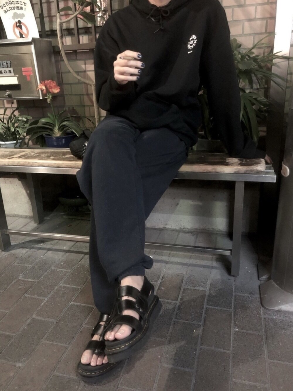 「オーバーサイズ、ブラック、オールブラック、ビッグシルエット、ストリート、パーカー、スウェットパンツ、Dr.Martens、ゆるコーデ、カジュアルコーデ」｜「BUMP OF CHICKENのアイテム（パーカー、ブラック系）」を使った、よっちさん（メンズ・170cm）の春コーディネートの1枚目の写真
