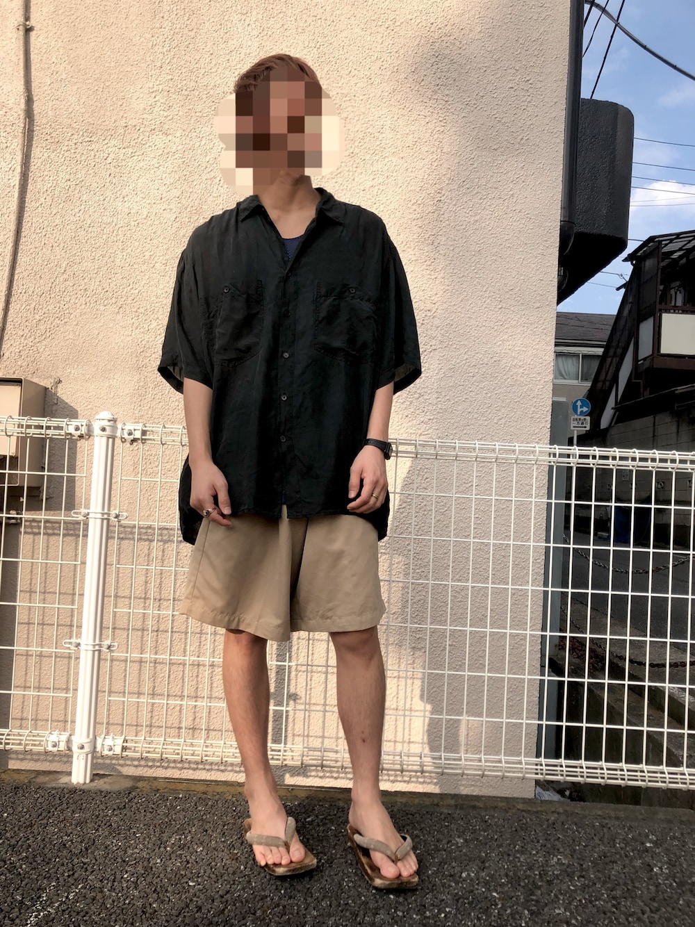 「シャツ好き集まれ、夏コーデ、シャツスタイル、大人カジュアル、休日スタイル、ビッグシルエット、シャツ、ショートパンツ、ハーフパンツ、下駄」｜「和装履物　辻屋本店のアイテム（その他シューズ、ブラウン系）」を使った、よっちさん（メンズ・170cm）の夏コーディネートの1枚目の写真