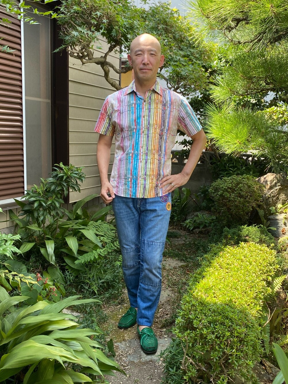 その他のシャツ/ブラウス、ブルー系のデニムパンツ、グリーン系のローファーを着用したメンズの夏コーディネートの1枚目の写真