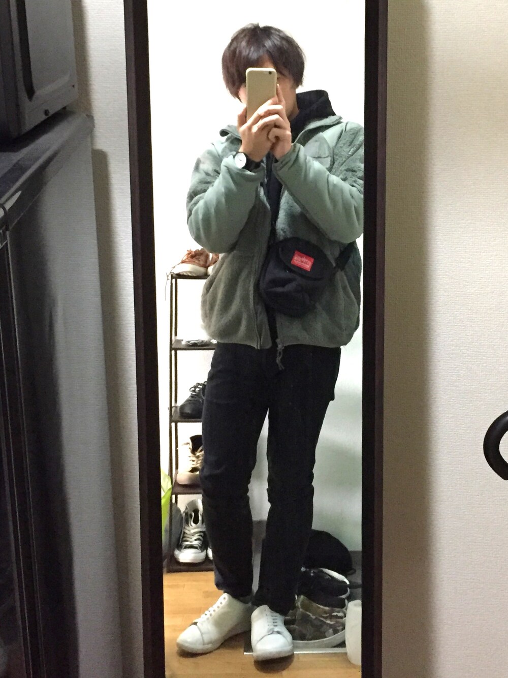 「TIDWatches、腕時計、Manhattan Portage、ショルダーバッグ、重ね着、パーカー、フリース、スキニー、スニーカー、玄関にて」｜「Manhattan PortageのHudson Bag（ボディバッグ/ウエストポーチ、ブラック系）」を使った、モナカ王さん（メンズ・165cm）の冬コーディネートの1枚目の写真