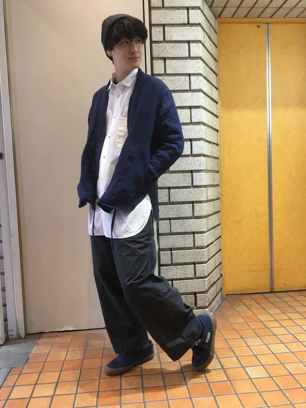 「和テイスト、インディゴ、ロングシャツ、ビックシルエット、ワイドパンツ」｜「PORTER CLASSICのPC-042-674 (BK) Size L着用（その他パンツ、ブラック系）」を使った、sunhouse神南さん（メンズ・178cm）の春コーディネートの1枚目の写真