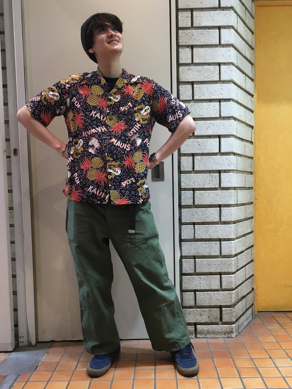 「ハワイ、アロハシャツ、ガラシャツ、サンサーフ、パイナップル」｜「Engineered Garments WORKADAYのVD418 (OV) Size M 着用（その他パンツ、グリーン系）」を使った、sunhouse神南さん（メンズ・178cm）の春コーディネートの1枚目の写真