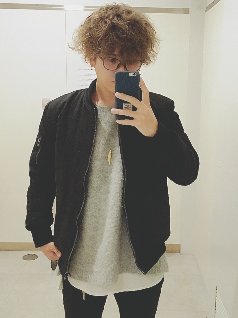 「シンプルコーデ、ニット、MA-1、スキニーデニム、ユニクロ、黒、めがね、パーマ」｜「UNIQLOのアイテム（ニット/セーター、グレー系）」を使った、なかちゃさん（メンズ・170cm）の冬コーディネートの1枚目の写真