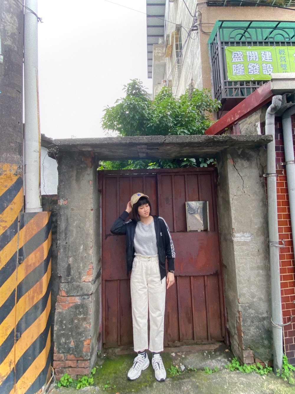 「ootd、休閒、黑白搭配、NIKE」｜「MLBのアイテム（キャップ、ベージュ系）」を使った、zhaoan7さん（レディース・166cm）の秋コーディネートの1枚目の写真