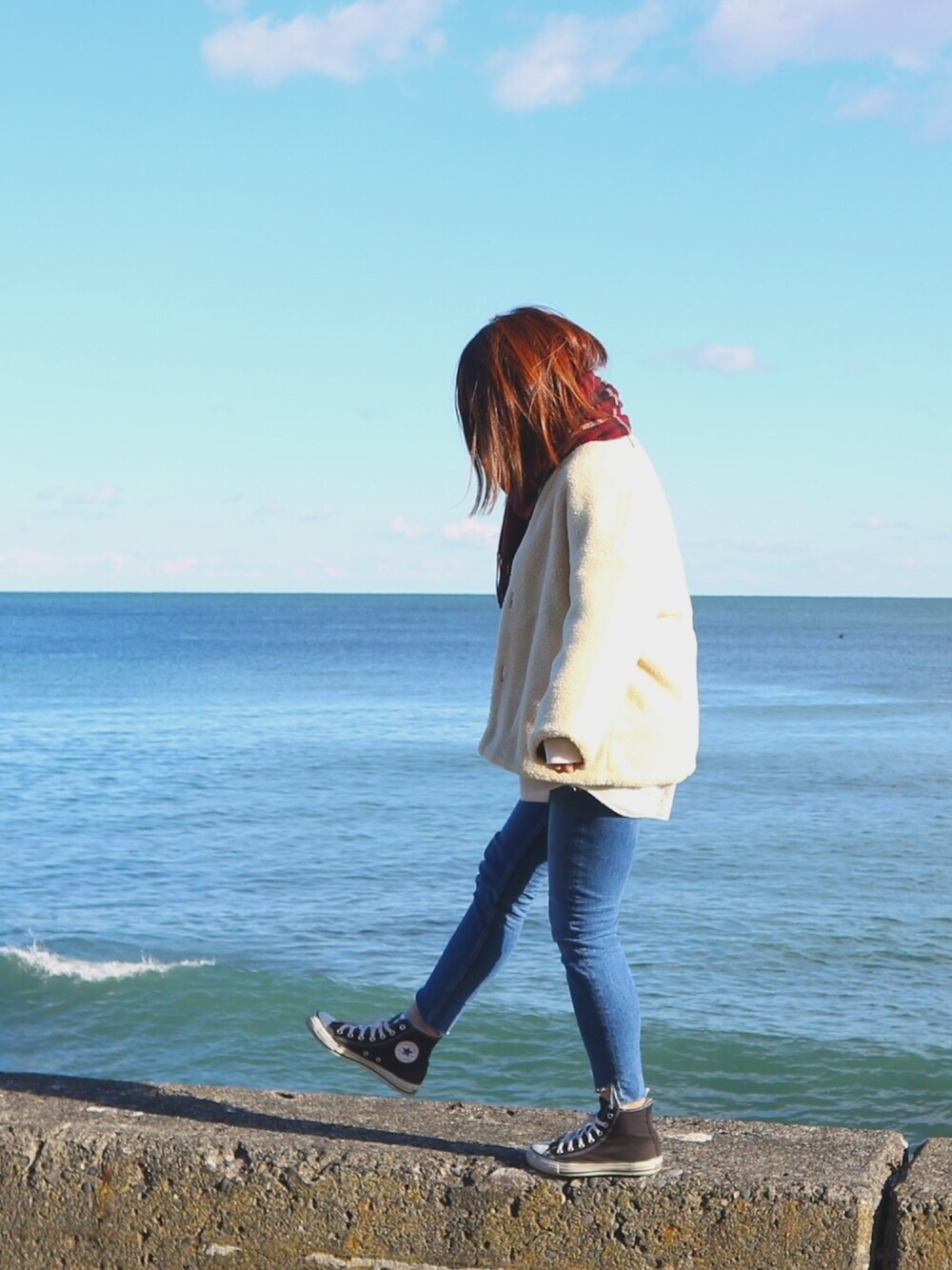 「冬コーデ、スニーカー女子、デニム、UNIQLO、earth music&ecology、ZARA、converse、ボアブルゾン、海、ワッフルヘンリーネックt」｜「earth music&ecologyの・2wayボア&キルティングコート(ショート) ●（ブルゾン、ホワイト系）」を使った、S.Mさん（レディース・163cm）の秋コーディネートの1枚目の写真