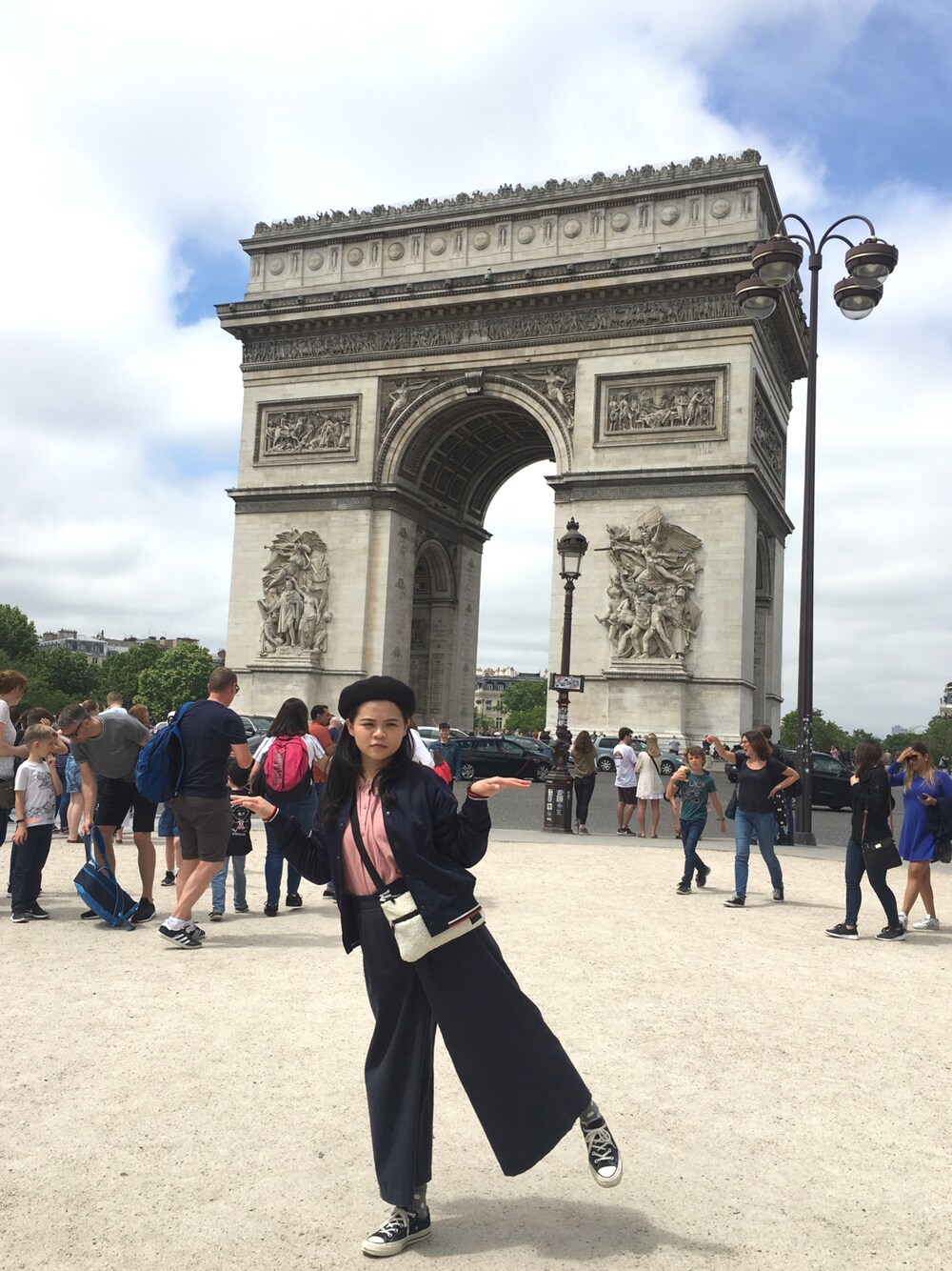 「PARIS」｜「CONVERSEのアイテム（スニーカー、ブラック系）」を使った、spongebobさん（レディース・155cm）の夏コーディネートの1枚目の写真