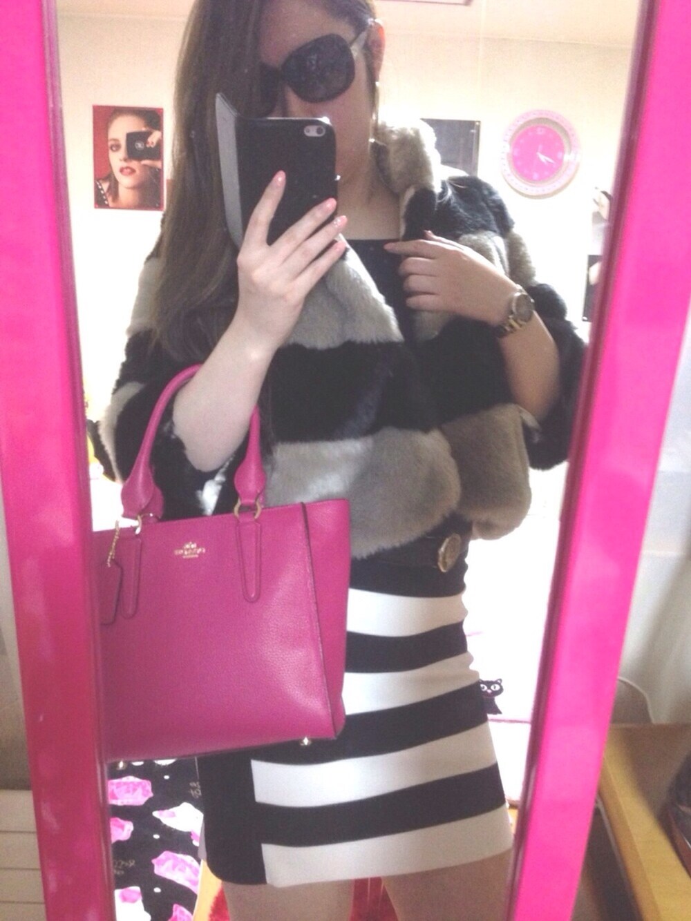 「サングラス、ファー、フユコーデ、シャネル、コーチ(COACH)、ボーダー」｜「SLYのBLOCK COLOR FAKE FUR COAT（その他アウター、ブラック系）」を使った、ひかるんさん（レディース・163cm）の冬コーディネートの1枚目の写真