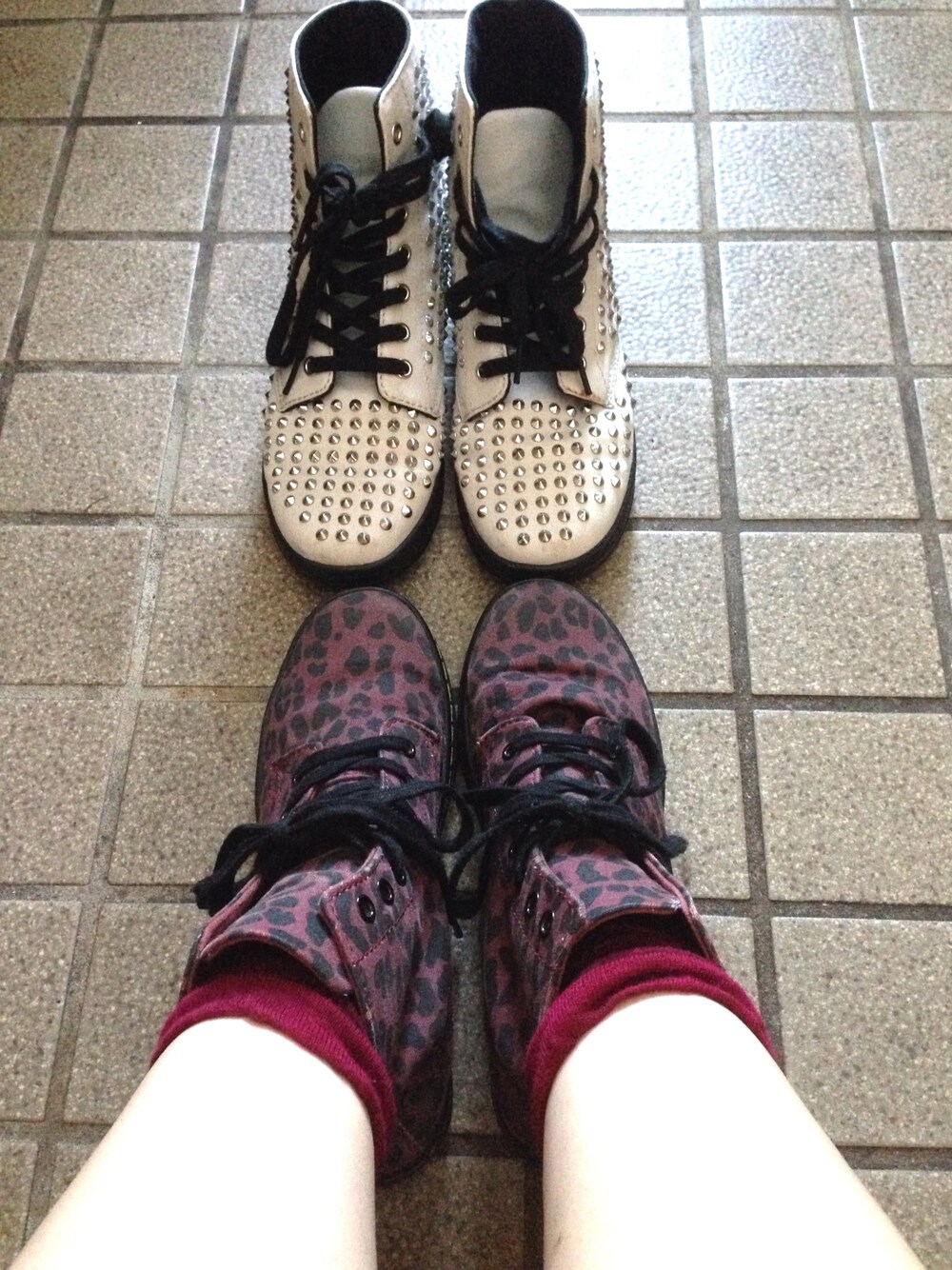 「スニーカー、ドクターマーチン」｜「Dr. Martensのアイテム（スニーカー、シルバー系）」を使った、ひかるんさん（レディース・164cm）の秋コーディネートの1枚目の写真
