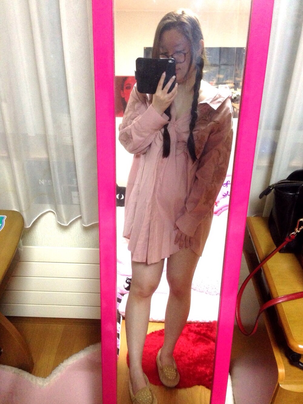 「ブラウス、おしゃれさんと繋がりたい、ワンピース、スナイデル、ミネトンカ、リリーブラウン、バングル、ピンク」｜「SNIDELのエンブロイダリーオーバーシャツワンピース（シャツワンピース、ピンク系）」を使った、ひかるんさん（レディース・164cm）の冬コーディネートの1枚目の写真