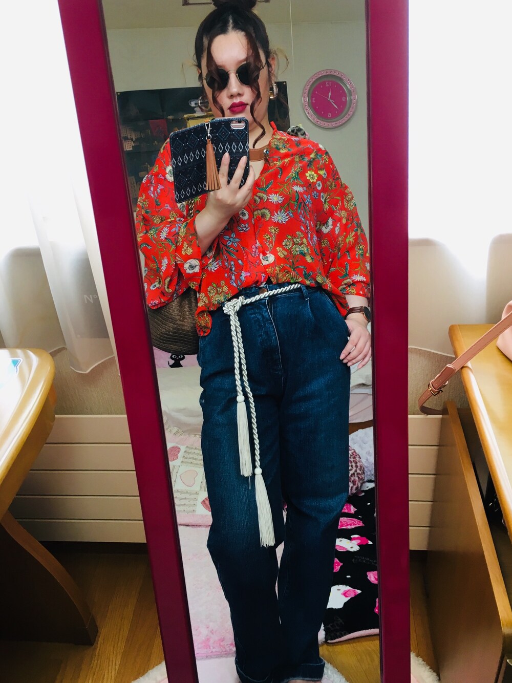 「夏コーデ、オトナ女子、パンツスタイル、スライ、ブラウス、デニム、おだんごヘアー」｜「FRAY I.Dのアイテム（サングラス、ブラック系）」を使った、ひかるんさん（レディース・163cm）の夏コーディネートの1枚目の写真
