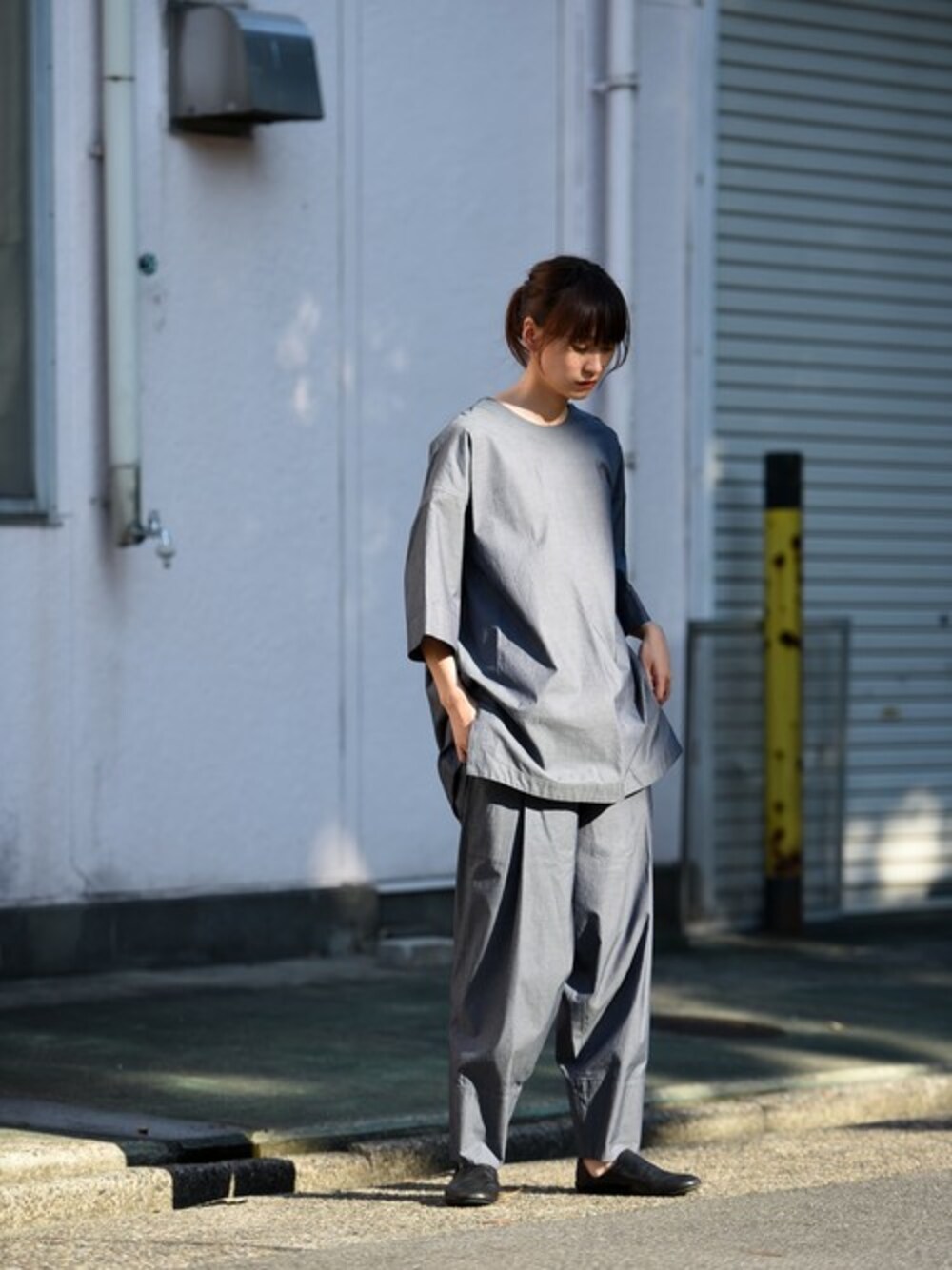 「セットアップ、オーバーサイズ、メンズライク、ユニセックス、ルームシューズ、YANTOR、OVIE STUDIO、AUTTAA、アウッタ、ヤントル」｜「YANTORのYANTOR 120双糸 Himo Pants / indigo（その他パンツ、グレー系）」を使った、OVIE STUDIOさん（レディース・163cm）の夏コーディネートの1枚目の写真