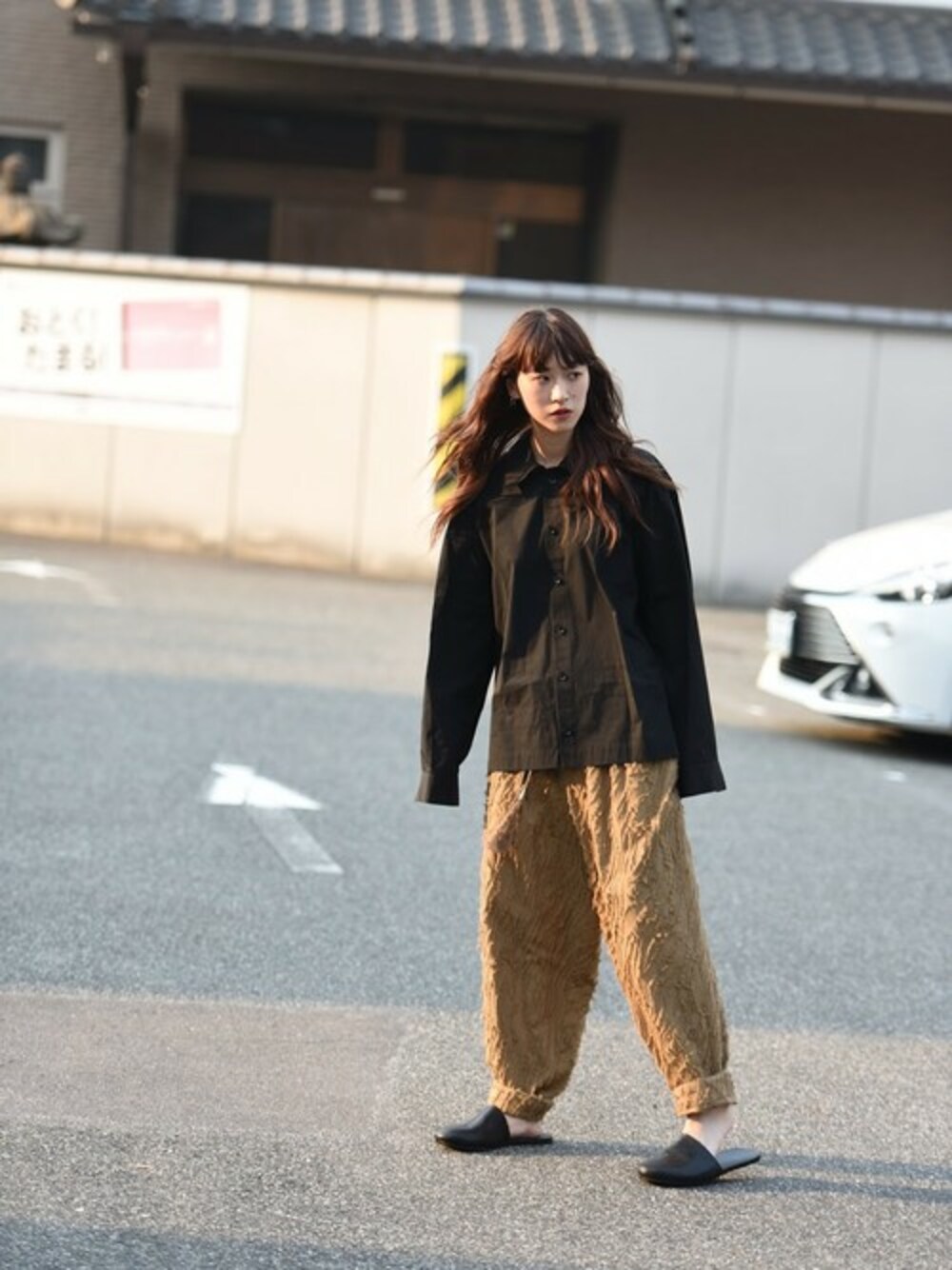 「シャツ、オーバーサイズ、サボ、ユニセックス、edwina horl、シャツスタイル、サボサンダル、OVIE STUDIO、VOAAOV、BISHOOL」｜「Edwina HorlのEdwina Horl 定番紐パンツ beige（スラックス、ベージュ系）」を使った、OVIE STUDIOさん（レディース・163cm）の夏コーディネートの1枚目の写真