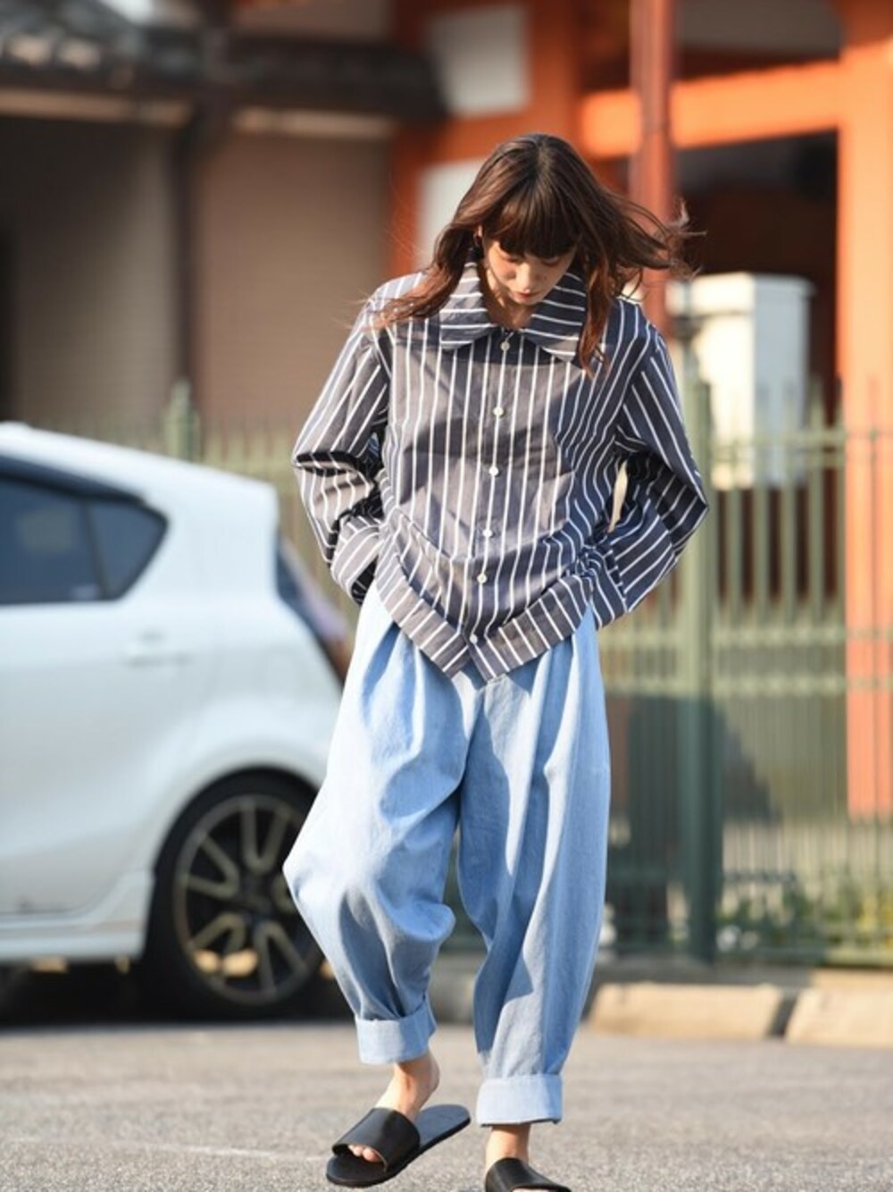 「デニム、ストライプ、デニムパンツ、ストライプシャツ、サンダル、レザーサンダル、YANTOR、OVIE STUDIO、VOAAOV、BISHOOL」｜「YANTORのYANTOR Bleach Denim 1 tuck pants / light blue（スラックス、ブルー系）」を使った、OVIE STUDIOさん（レディース・163cm）の夏コーディネートの1枚目の写真