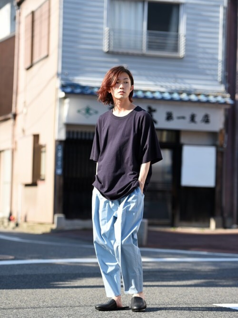 「カットソー、デニム、ネイビー、デニムパンツ、サボ、イージーパンツ、ライトブルー、YANTOR、OVIE STUDIO、BISHOOL」｜「BISHOOLのBISHOOL Hand Craft Leather Sabot（サンダル、ブラック系）」を使った、OVIE STUDIOさん（メンズ・165cm）の夏コーディネートの1枚目の写真