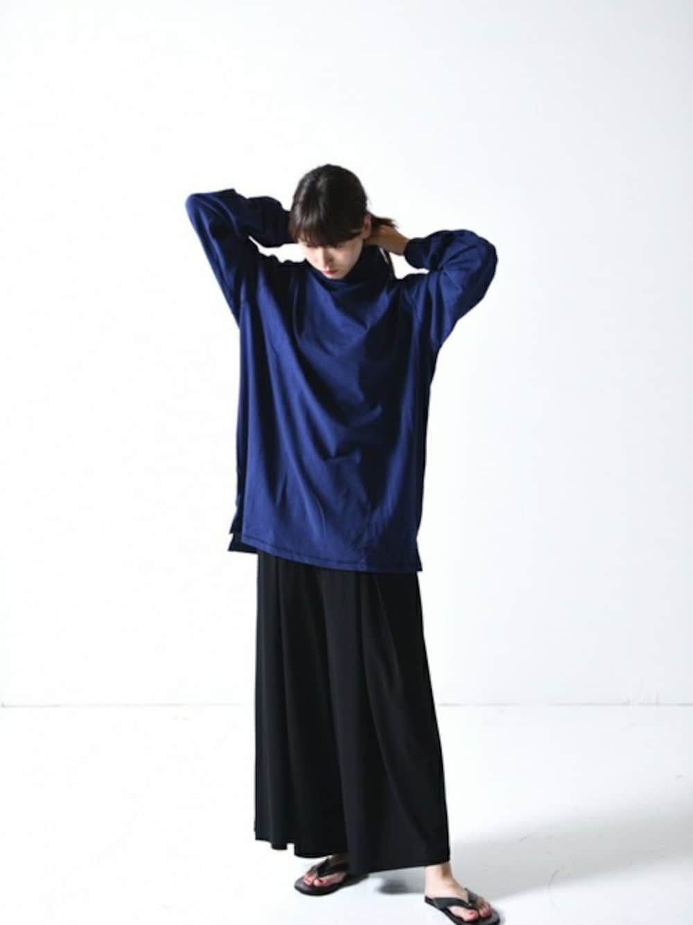「ハイネック、ワイドパンツ、メンズライク、サンダル、キュロット、sneeuw、ビーチサンダル、Essay、OVIE STUDIO、BISHOOL」｜「ESSAYのESSAY LV ネックプリントハイネックプルオーバー navy（Tシャツ/カットソー、ブルー系）」を使った、OVIE STUDIOさん（レディース・163cm）の夏コーディネートの1枚目の写真